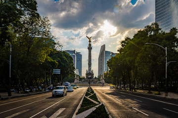 Paseo de La Reforma Avenue en Angel of Independence Monument - Mexico-Stad, Mexico