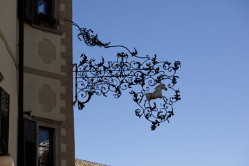 Aushängeschild mit Pferdezeichen in Südtirol