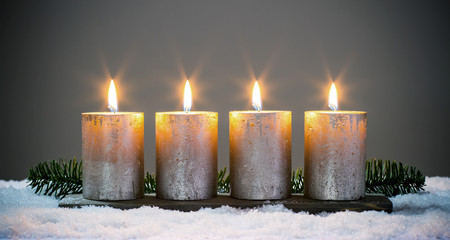 Weihnachten: Vierte Advent - Vier silberne Adventskerzen angezündet