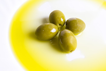 Aceitunas con aceite en el plato 3