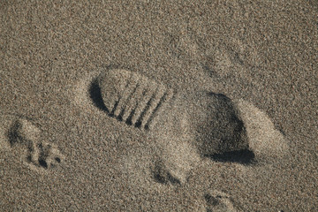 Fotspår i sanden på en strand