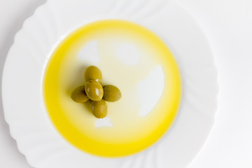aceituna, aceite y plato