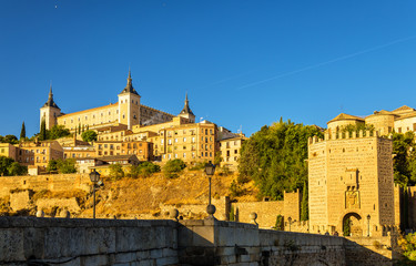 Obraz premium The Alcantara Bridge in Toledo, Spain