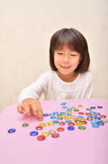 おはじきで遊ぶ女の子