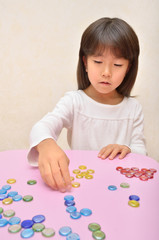 おはじきで遊ぶ女の子