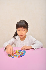 おはじきで遊ぶ女の子