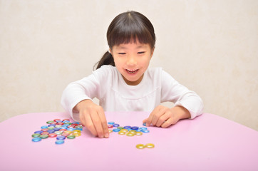 おはじきで遊ぶ女の子