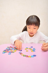 おはじきで遊ぶ女の子