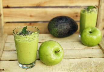Green detox apple and avocado smoothie