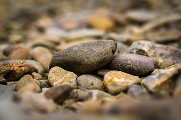 Fototapeta na wymiar Ein Haufen Steine am Strand liegen übereinander 