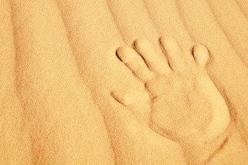 Trace of the hand in the sand