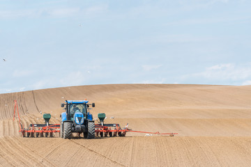 Obraz premium Tractor harrowing the field