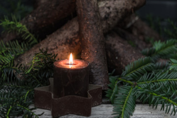 Advent candle with firewood and fir sprigs - 128103813