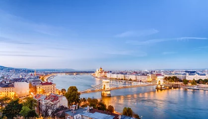 Photo sur Aluminium brossé Széchenyi lánchíd Scène de crépuscule de Budapest du centre-ville avec rivière. Budapest est la capitale du pays européen Hongrie et une destination de voyage très populaire pour un voyage romantique.