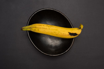 Bananas - Frutas exóticas tropicales sobre fondo negro - fotografía de estudio