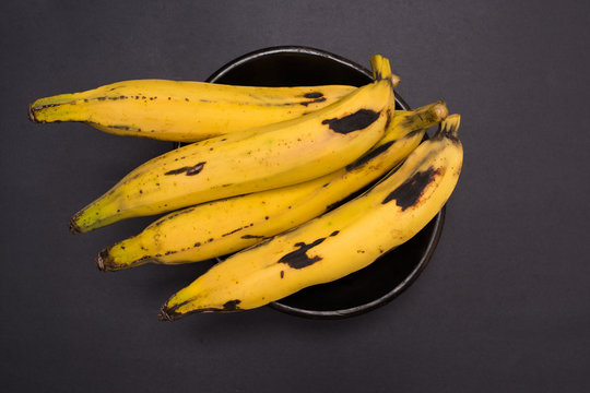 Bananas - Frutas exóticas tropicales sobre fondo negro - fotografía de estudio