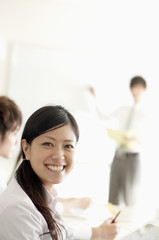オフィスで微笑むビジネスウーマン