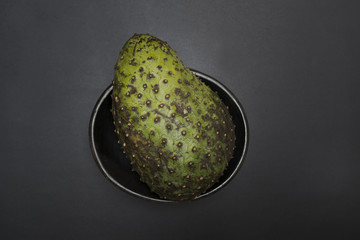 Guayaba - Fruta exotica tropical sobre fondo negro - fotografía de estudio