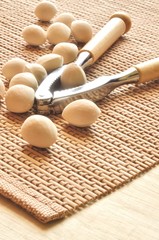 銀杏と銀杏割り　木目背景

