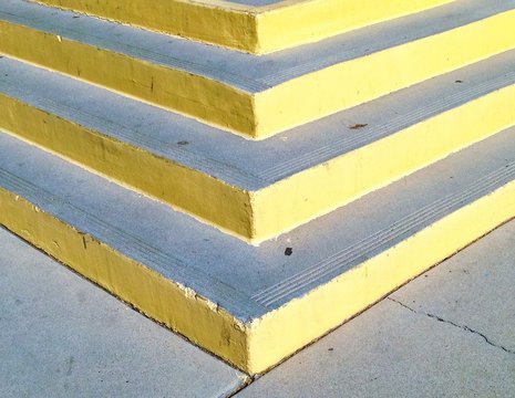 Ausschnitt einer Treppe mit gelb gestrichenen Kanten