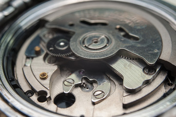 Obraz premium Detail of watch machinery on the table.