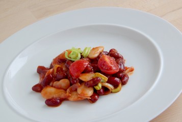 Mexican chilly beans with tomatoes, peppers and leek.