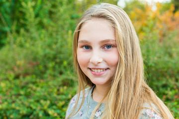 Naklejka premium Cute little girl in the park