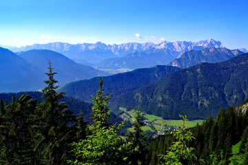 Blick vom LABER  a.d.Ammergauer Alpen / Wetterstein / Zugspitzmassiv ( Bayern )