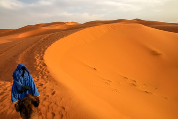 Fototapeta na wymiar Berber guide on Merzouga sand dunes