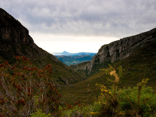 Preciosa vista de la montaña durante el día