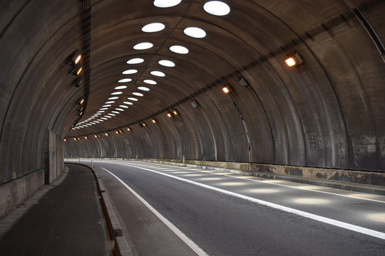 Fototapeta シェルター ／ 山形県庄内地方の海岸道路で、シェルターを撮影した写真です。すぐ横が海なので、風や波除けの役目を果たします。また冬期間は、雪から防護するために設置されたシェルターです。