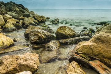 Rocas con el agua tranquila de la mar