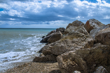 Fototapeta na wymiar Playa con rocas y aguas tranquilas