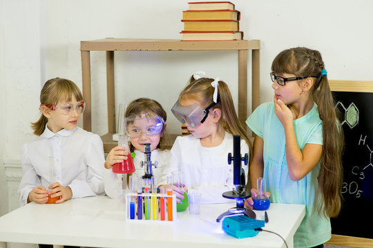 kids making science experiments