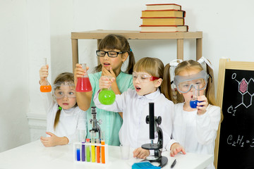 kids making science experiments