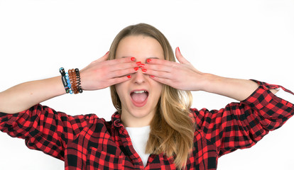 Teenager hält sich die Augen zu.