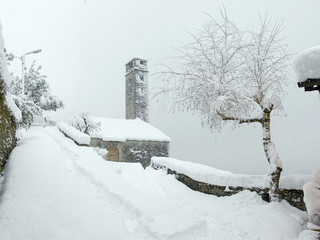 Panorama di paese con campanile in inverno con la neve