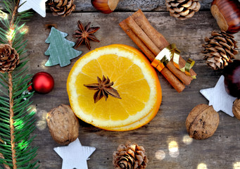 cannelle, rondelles d'orange et anis dans décoration de Noël sur fond ardoise