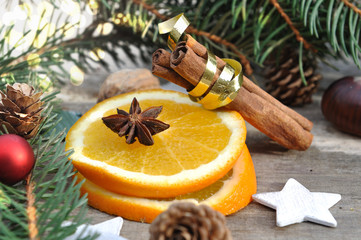 cannelle sur rondelles d'orange dans décoration de Noël sur fond bois