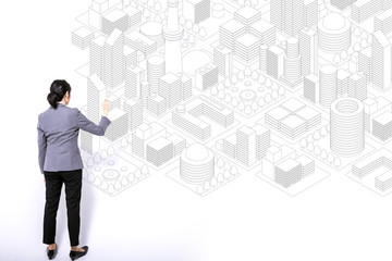  壁に都市の絵を描く日本人女性