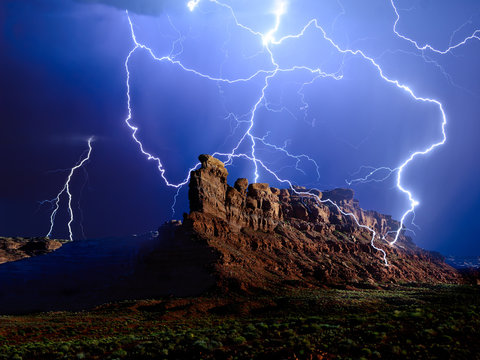Lightning over Battleship Rock, Valley of the Gods, Utah, America, USA