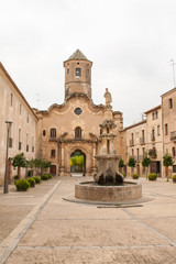 Fototapeta na wymiar Cour d'entrée du Monastère royal de Santes Creus, Catalogne, Espagne