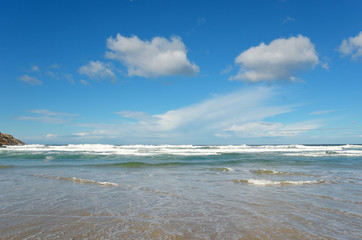 Obraz premium Beautiful ocean beach with waves in South Africa 