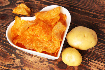 Liebe zu  Kartoffelchips, weißes Porzellanschälchen, Herz 