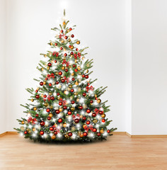 Weihnachtsbaum im Zimmer