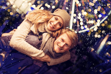 Liebespaar in der Stadt zu Weihnachten © drubig-photo
