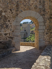 Torbogen mit Blick auf die Brücke San Martin, Toledo, Spanien
