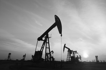 Is work of pumping unit, under the setting sun