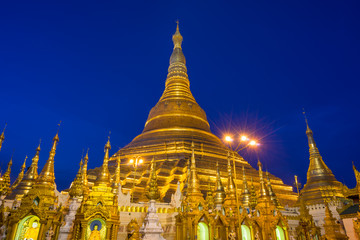 Fototapeta premium Shwedagon pagoda after sunset, Yangon city