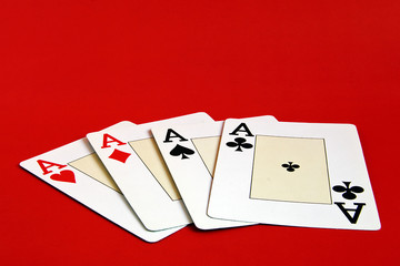 Poker de ases sobre fondo rojo